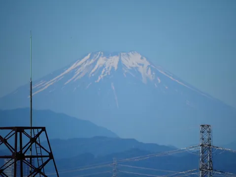 遥かにそびえる富士の雄姿