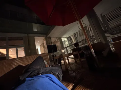 夜空の下、リラックスタイム