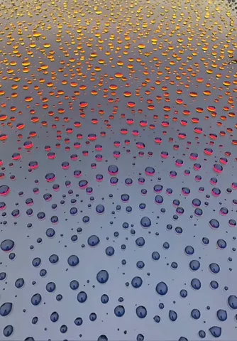 虹色に輝く水滴の世界