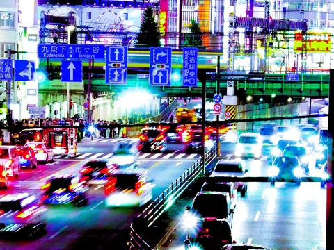 都市の夜の色彩ダンス