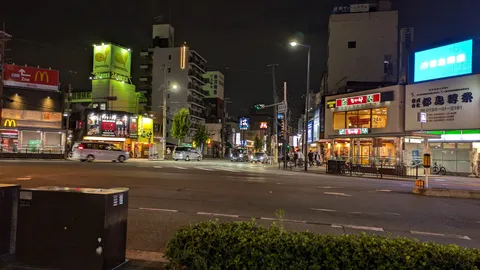 ネオンが彩る夜の交差点