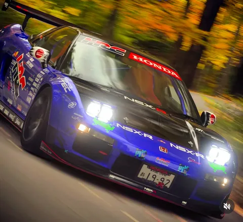 疾走するブルーのNSX-R