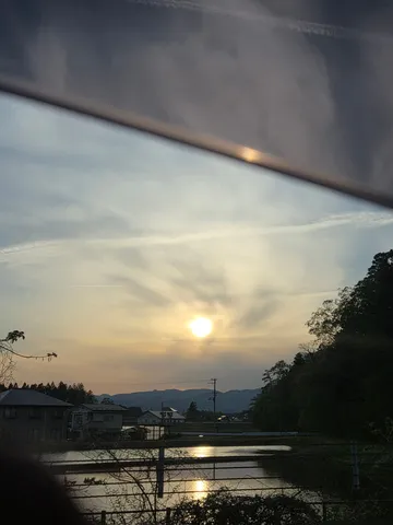 窓越しの黄昏