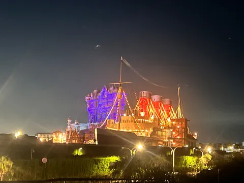 灯りの帆船と城の夜景