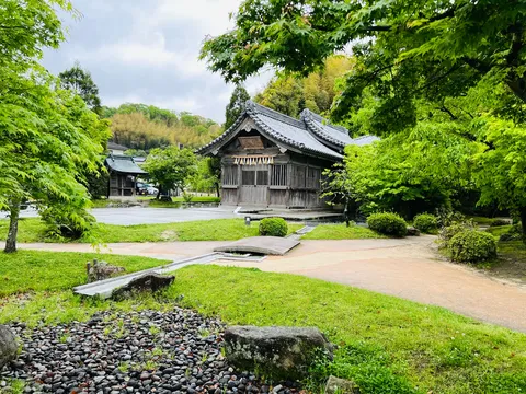 緑深まる古刹、静寂の参道