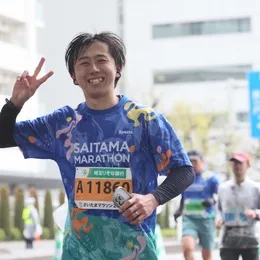 風を感じるランナーの微笑み