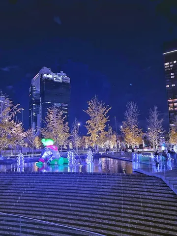 都会の夜に輝く光のアート