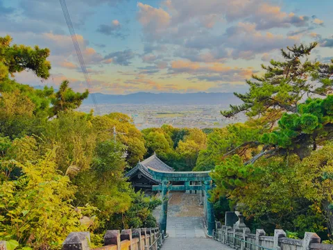 石段の先、夕暮れの空と街並み