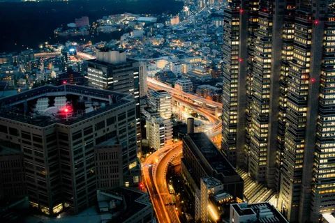 夜景を走る光の回廊