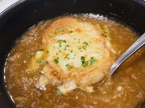 とろけるチーズのオニオングラタンスープ