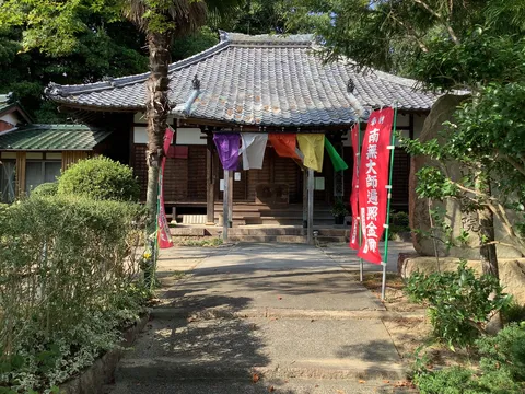 古刹に風渡る五色の旗