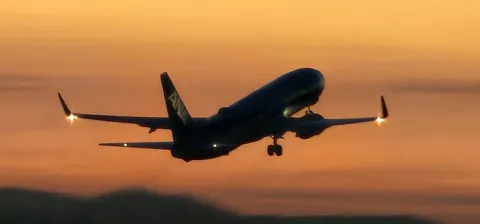 夕陽に染まる、旅立ちの翼