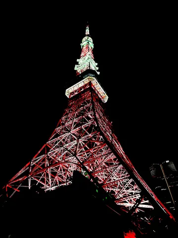 闇を照らす赤白の塔