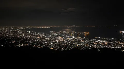 煌めく夜景と静かな海