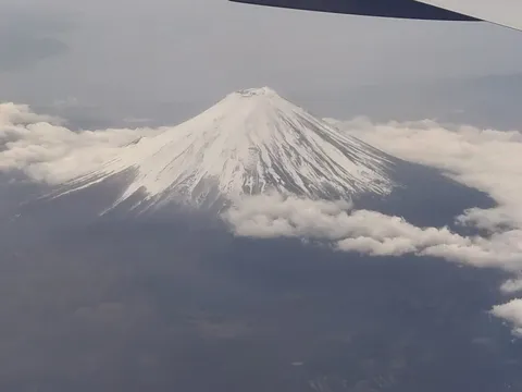 雲上に浮かぶ白峰