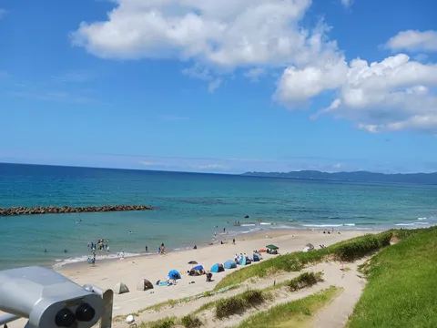 青い空と海、夏のビーチキャンプ