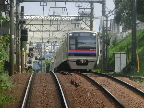 レールを進む、銀色の車両