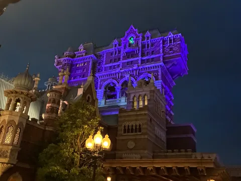 闇夜に浮かぶ紫の城館