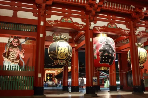 夜の参道を彩る赤と灯