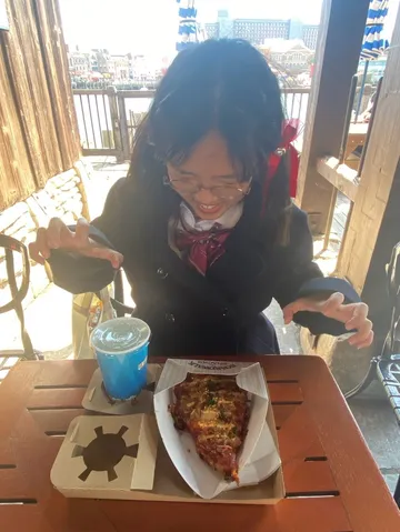 ピザとドリンク、ひとときの休憩