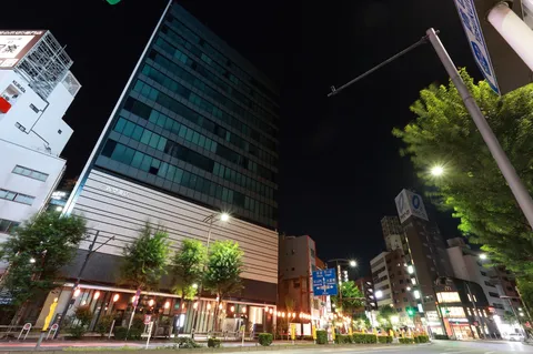 夜の街角に灯る光と影
