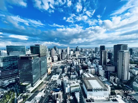 都市の全景と天空のドラマ