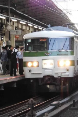 旅立ちを待つ列車
