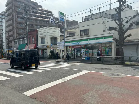 コンビニ前、日常の一コマ