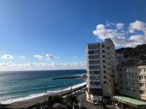 海辺にほどける青と白