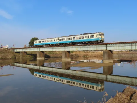 水鏡に映る青と白の電車