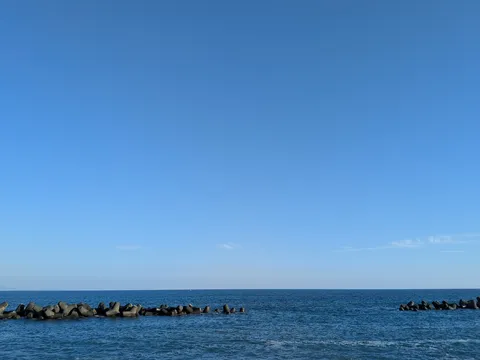 夏の水平線と静かな海