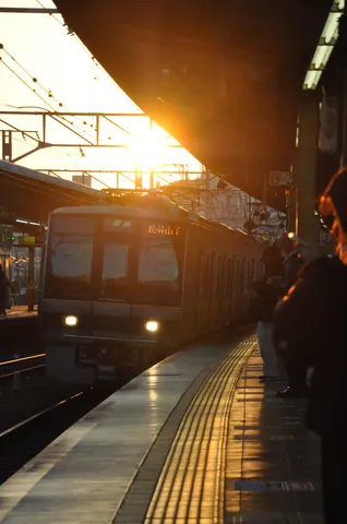 夕陽に染まる駅、旅立ちの瞬間