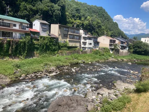 川沿いの風情ある町並み