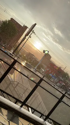 夕立に染まる街の灯り