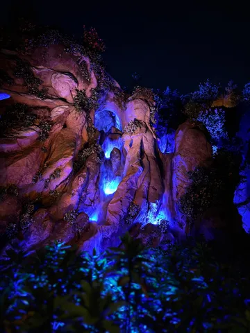 夜に輝く神秘的な滝