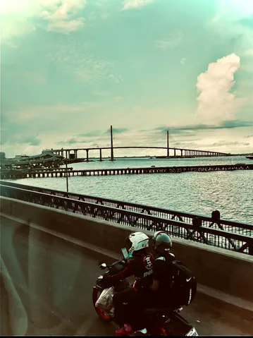 橋とバイクと二人