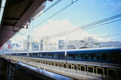 雲と電線の駅風景
