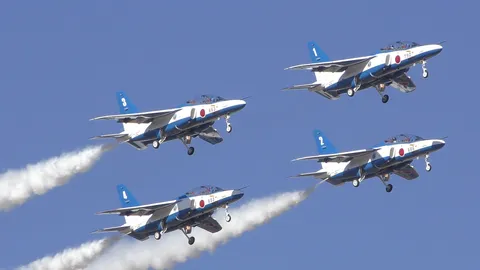 空を舞う蒼き翼、集結する勇姿