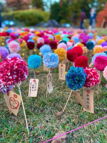 草原に咲く祈りの花々