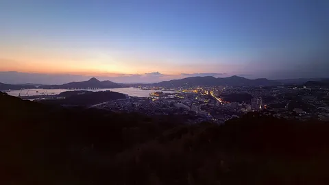 茜色に染まる港町の夜景