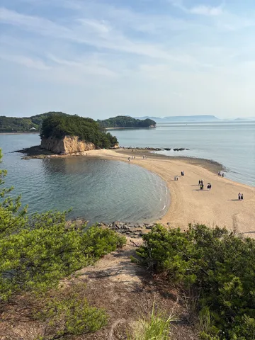 潮が織りなす、絶景の砂の道