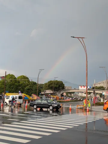 雨上がりの虹と都会の交差点