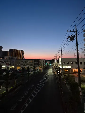 都会の夕暮れ、家路を急ぐ時間