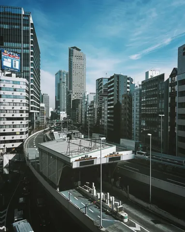 都会の空路、光の交差