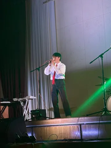 ステージに響く歌声、緑の光