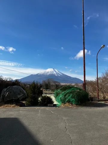 雪化粧の富士山と空の青