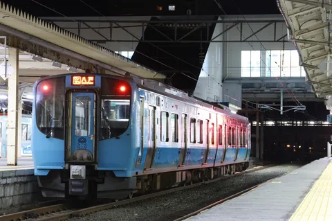 夜のホームに灯る青い列車
