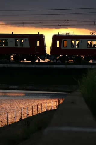 夕暮れの赤と列車のシルエット