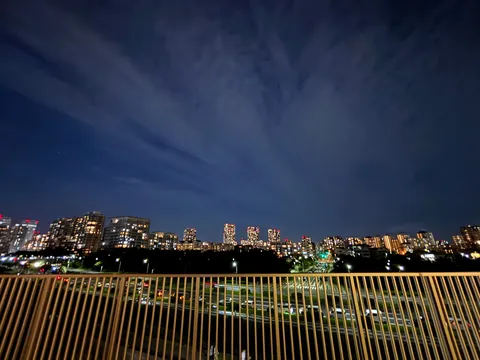 夜景のベランダ、都会の灯り