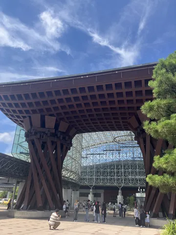 迫力の木製ゲートと青空